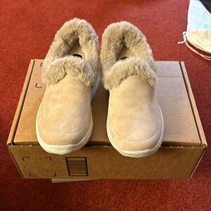 NWT Skechers indoor/outdoor slippers